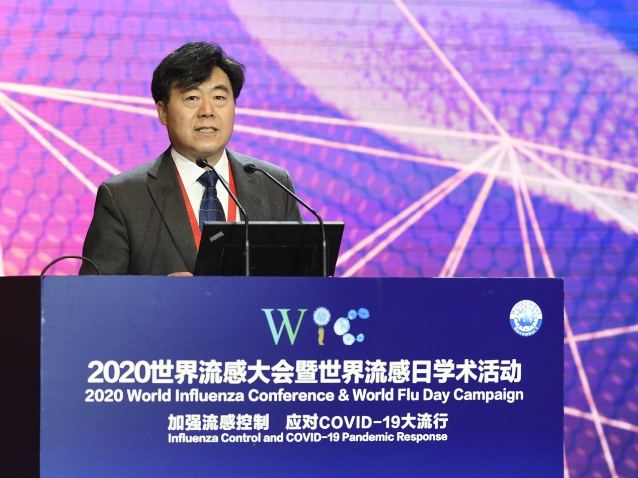中华预防医学会副会长兼秘书长梁晓峰主持大会开幕式
